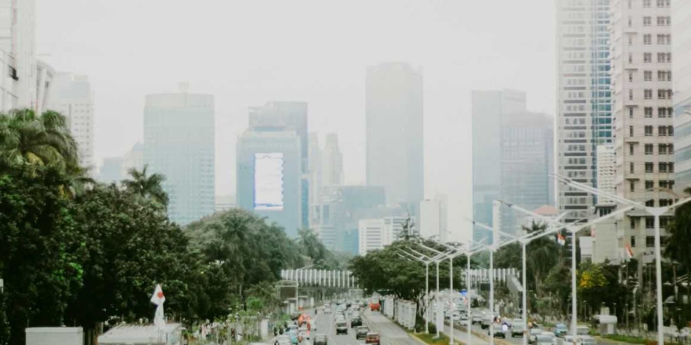 Kondisi langit Jakarta yang gelap karena polusi udara. (Foto: unsplash/Aviv Rachmadian)