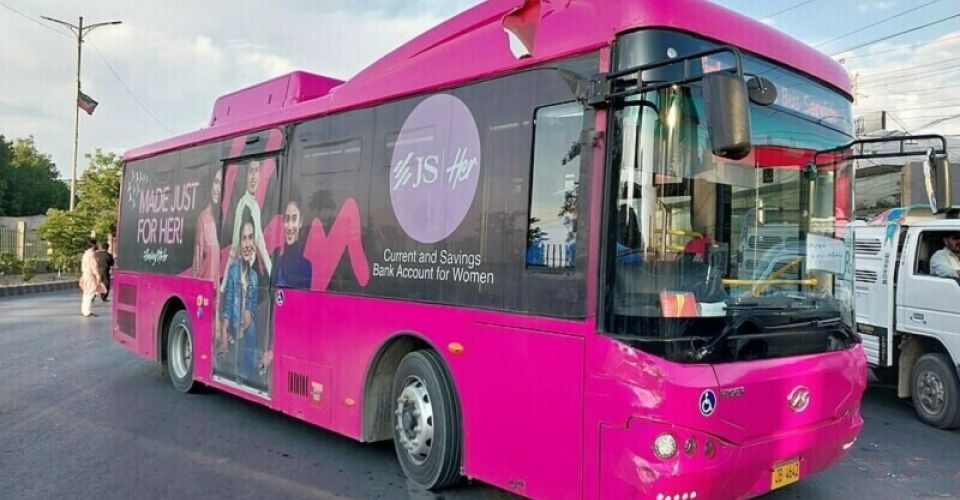 Bus khusus perempuan di Pakistan (FOTO: Dawn)