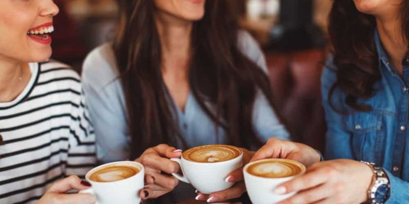 3 wanita menikmati kopi (Pinterest: newenglandwithlove.com)