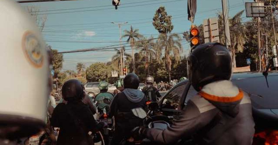Para pengendara yang bersabar antri di lampu merah meskipun lalulintas padat (Foto: unsplash/Indira Tjokorda)