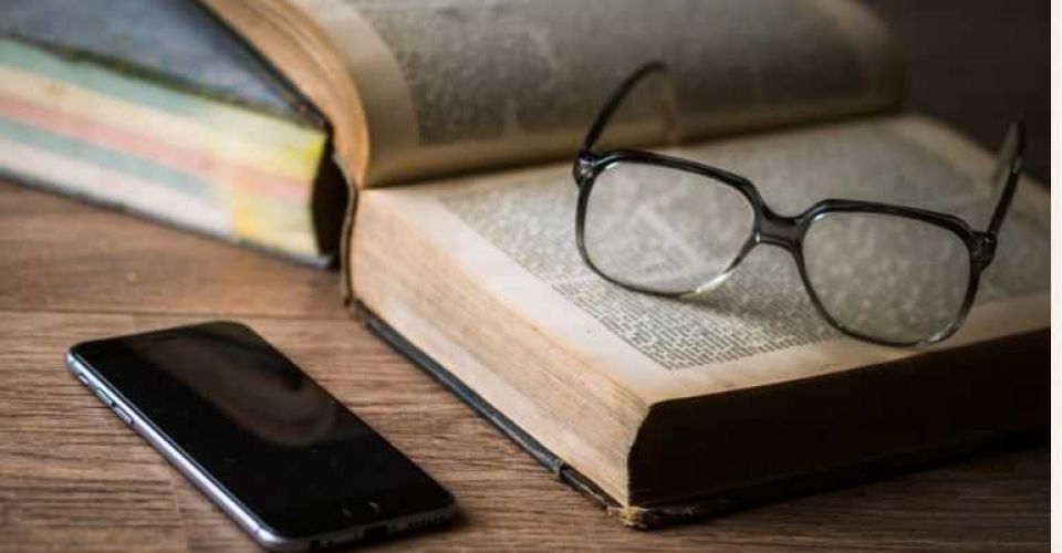 Buku mampu mengasah otak kita (foto: pxhere.com)