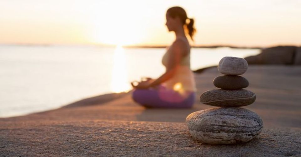 Wanita sedang Meditasi (Pinterest: CEOtudent)