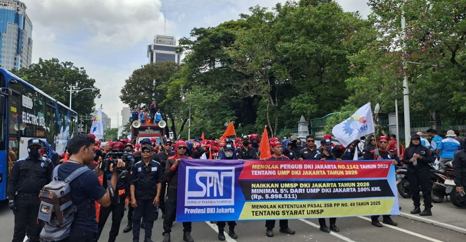 FOTO: Ribuan Buruh Demo Kembali untuk Tuntut Revisi UMP dan UMSK di Jakarta-Jabar (sumber: KOMPAS.com Ridho Danu Prasetyo)