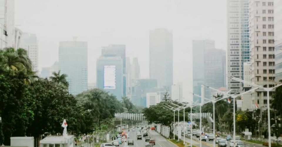 Kondisi langit Jakarta yang gelap karena polusi udara. (Foto: unsplash/Aviv Rachmadian)