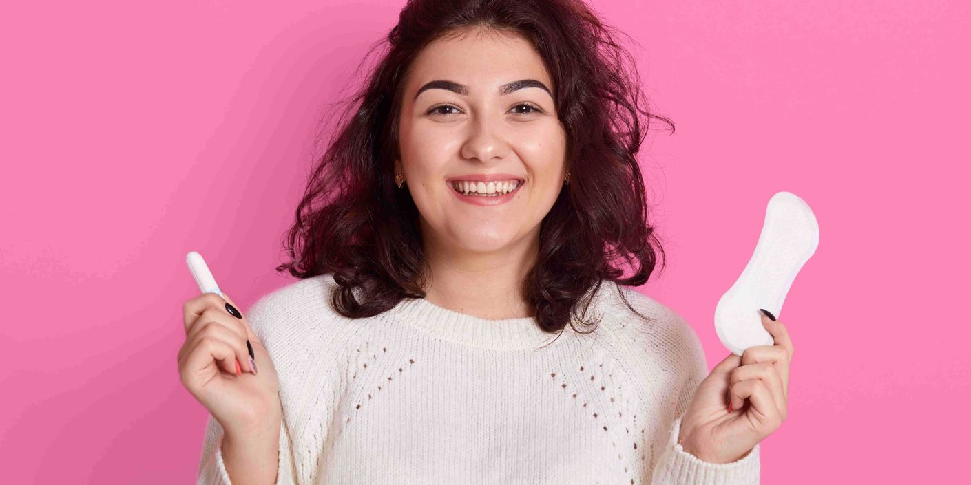 Ilustrasi wanita memegang pembalut (Freepik)