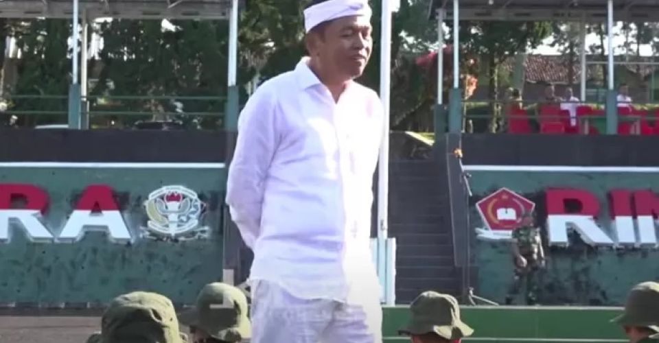 Kang Dedi Mulyadi Mengunjungi Para Pelajar di Barak Militer. (Foto: KANG DEDI MULYADI CHANEL & Radar Bogor)
