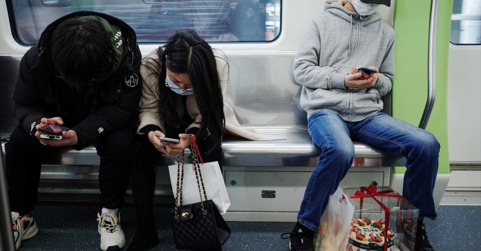 Gen Z hobi menggunakan transportasi umum (Kenny Zhang/Unsplash)
