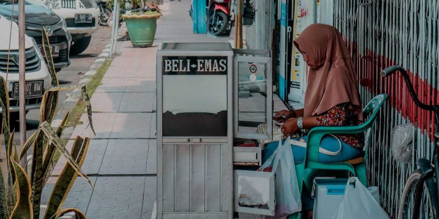 Pedagang memanfaatkan trotoar sebagai tempatnya berjualan (Foto: unsplash/Yazid N)