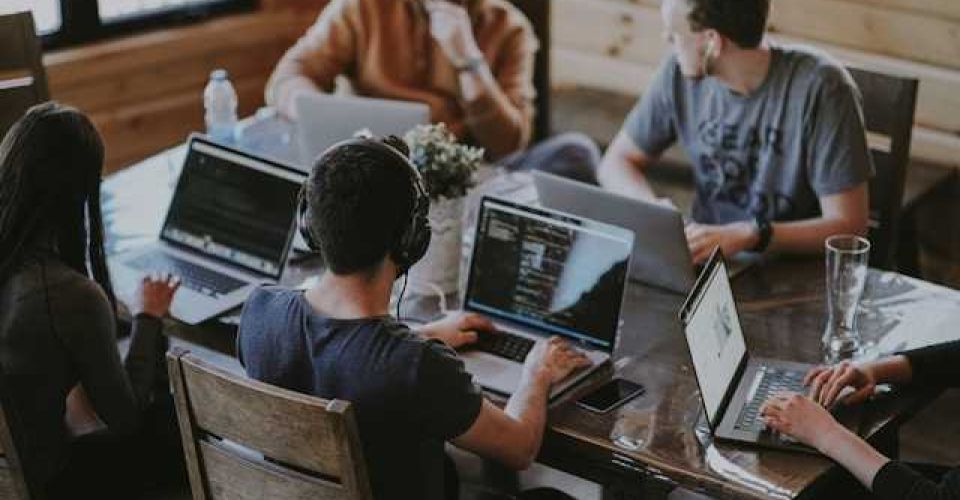 AI mempermudah pekerjaan yang melibatkan bisnis (Annie Spratt/Unsplash)