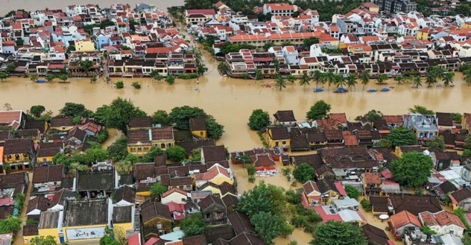 FOTO: Penampakan Banjir Hebat Melanda Hoi An Vietnam (sumber: AFP/NHAC NGUYEN - CNN Indonesia)