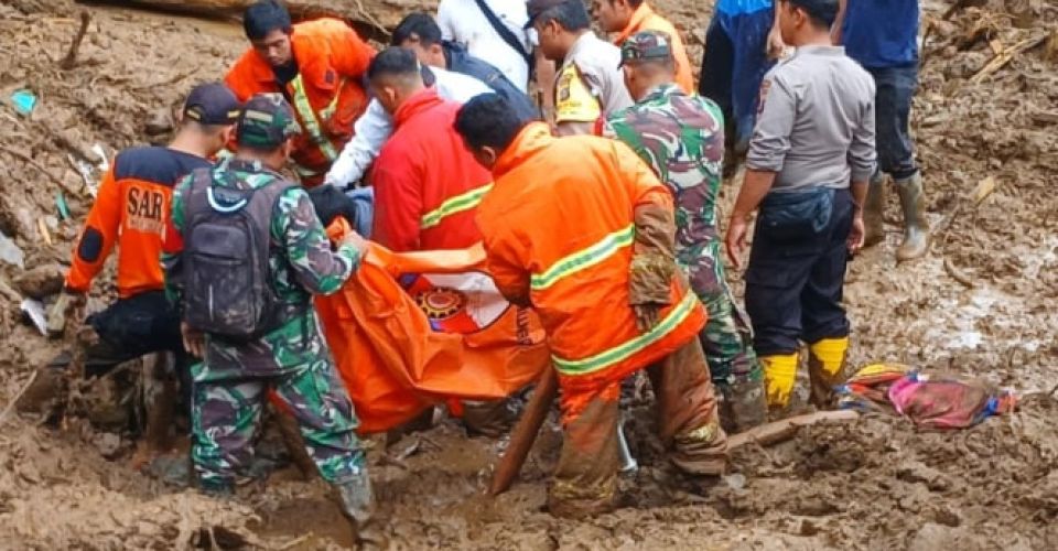 Evakuasi korban longsor Karo (FOTO: Viva)