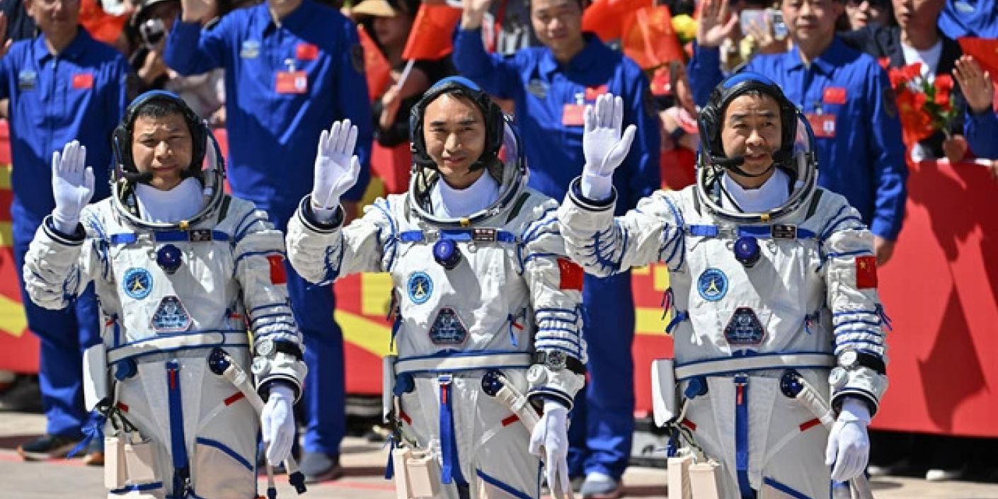 FOTO: Tiga Astronaut China (sumber: Pedro PARDO/AFP)