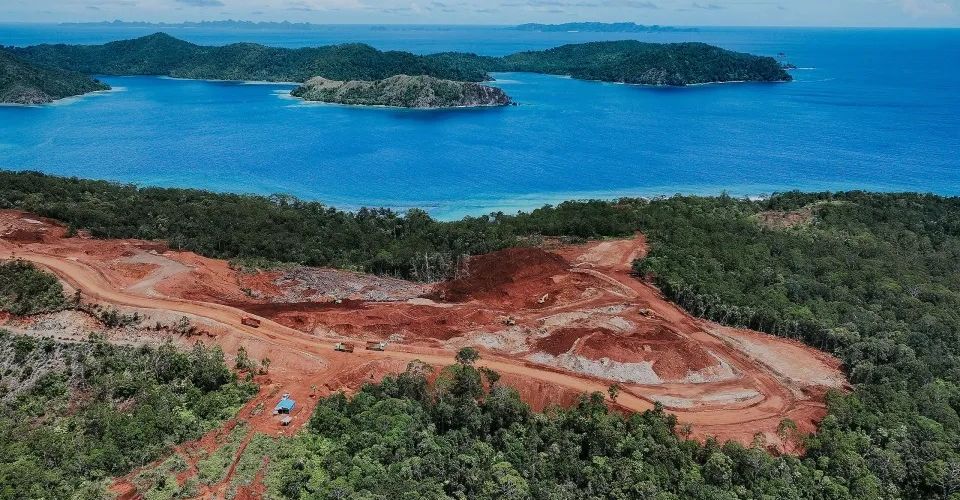 FOTO: Pertambangan di Pulau Raja Ampat (sumber: Greenpeace Indonesia)