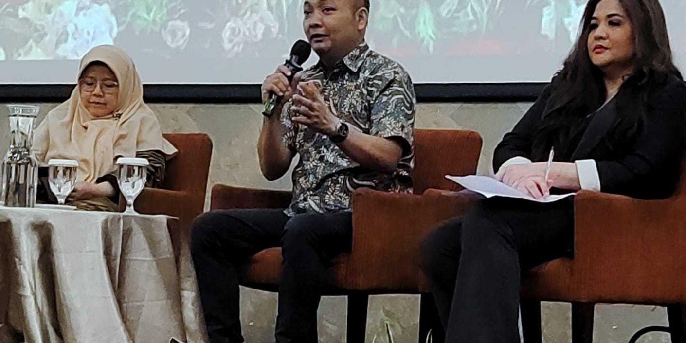 Dr I Made Oka Negara (tengah) ketika menjabarkan dampak paparan BPA, terutama pada reproduksi seksual manusia (Foto: Raihan Atha/Jakarta Icon)