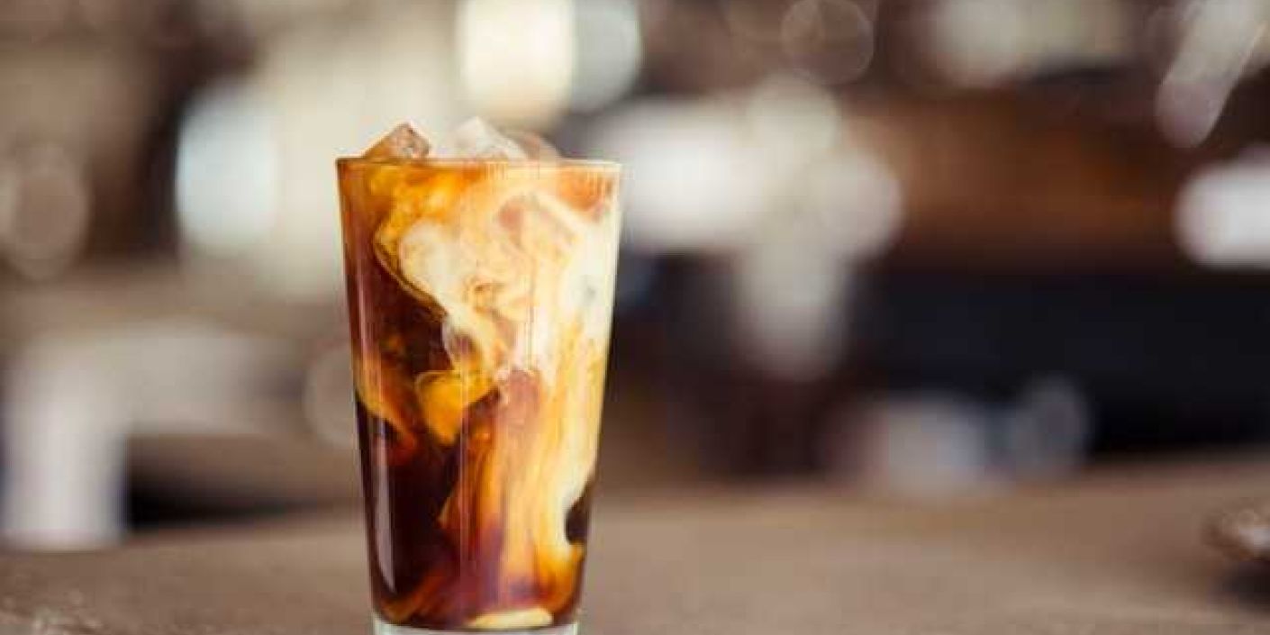 Minum kopi jadi budaya orang Jakarta (Demi Deherrera/Unsplash)