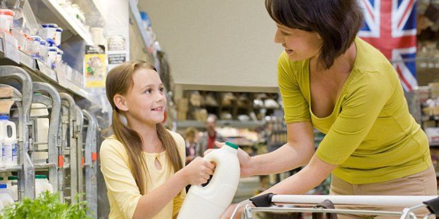 Ibu & Anak Memilih Produk Organik (Pinterest: dailymail.co.uk)