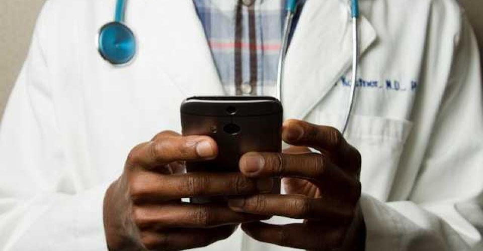 Telemedicine menghadirkan pelayanan kesehatan secara online tanpa perlu bertemu langsung (Foto: unsplash/National Cancer Institute)