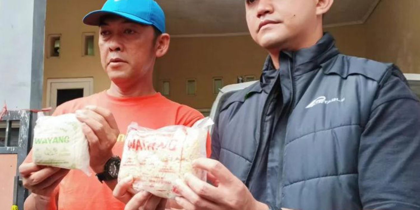 FOTO: Polisi Bongkar Pabrik Mie dan Kulit Pangsit “Wayang” Berbahan Kimia Berbahaya di Bogor (sumber: MSN - Ryandi Zahdomo)