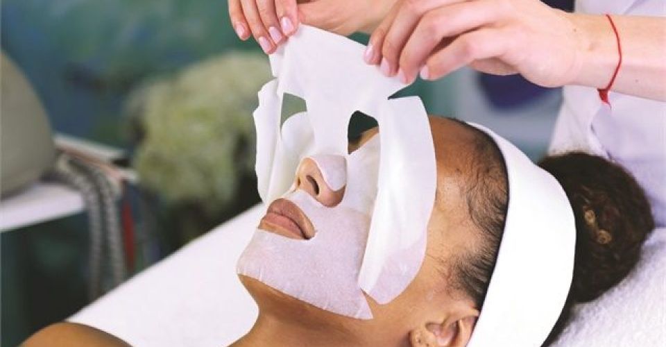 FOTO: Pemakaian Sheet Mask (sumber: NAILS Magazine)