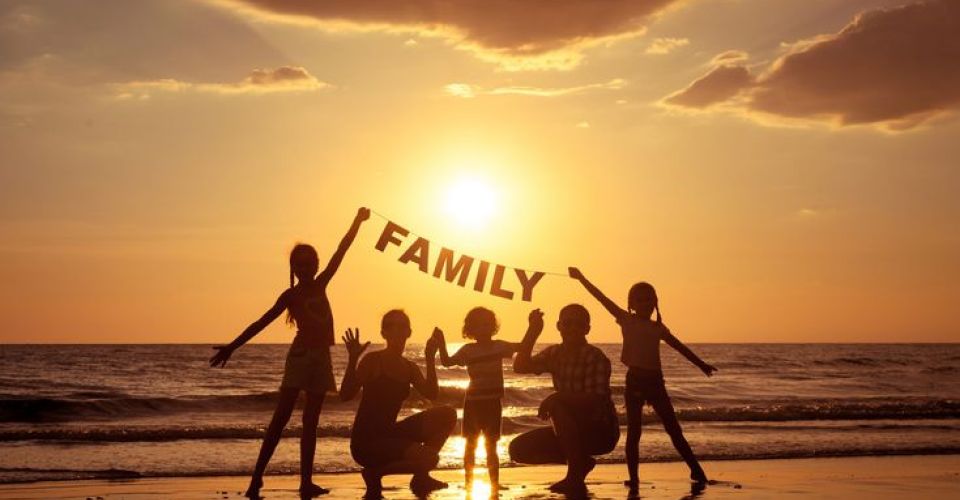 Kedekatan Orang Tua dan Anak Menunjukkan Parenting Yang Baik (Pinterest: blog.latchedmama.com)