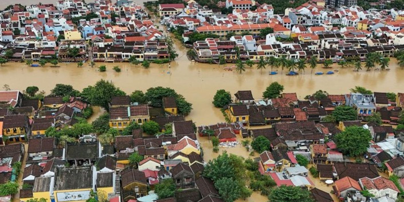 FOTO: Penampakan Banjir Hebat Melanda Hoi An Vietnam (sumber: AFP/NHAC NGUYEN - CNN Indonesia)