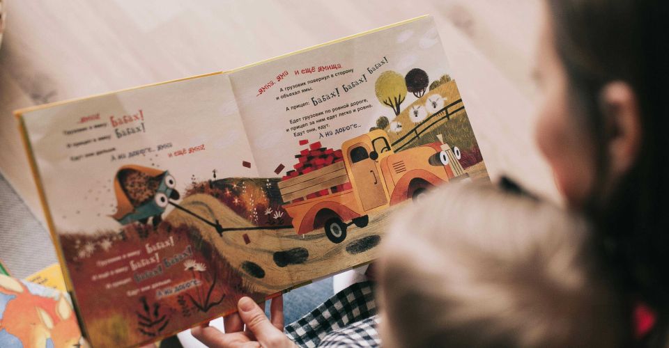 Pengasuh dan anak membaca buku cerita. (Lina Kiyaka - Pexels)