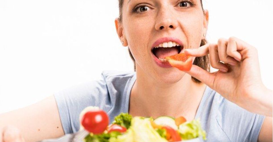 Wanita Sedang Makan Makanan Sehat (Pinterest: br.freepik.com)