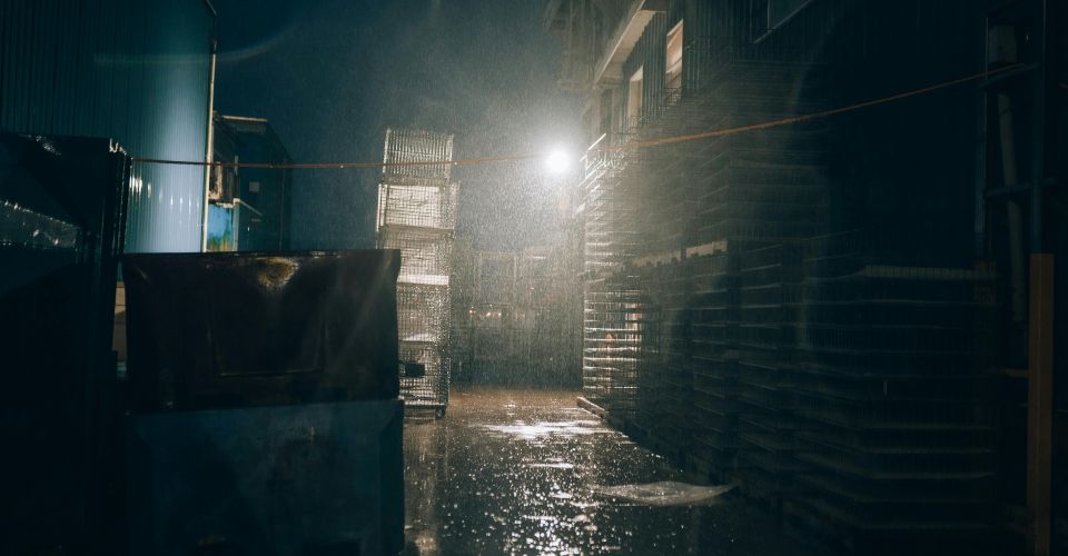 Ilustrasi hujan lebat di perkotaan. (FOTO: Pexels)