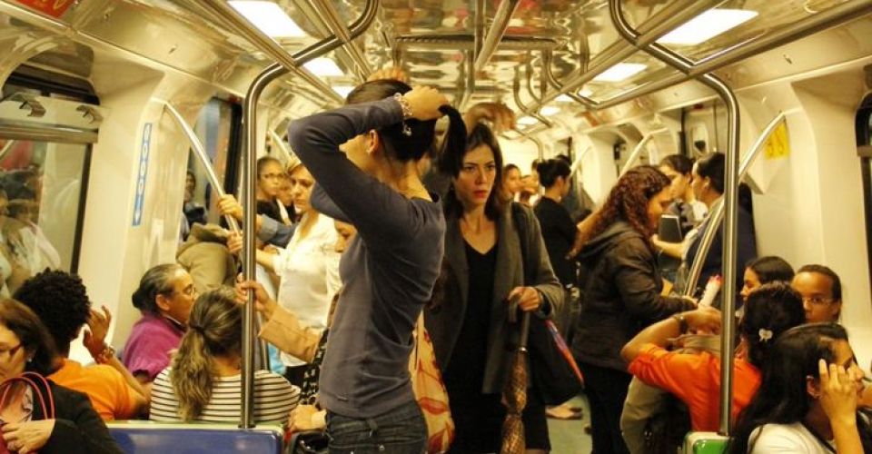 Perempuan di Dalam Transportasi Umum (Pinterest: Marina Allgayer)