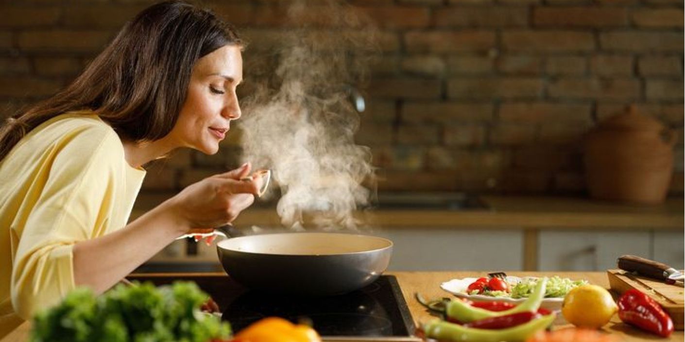 Wanita sedang Memasak (Pinterest: bunte.de)