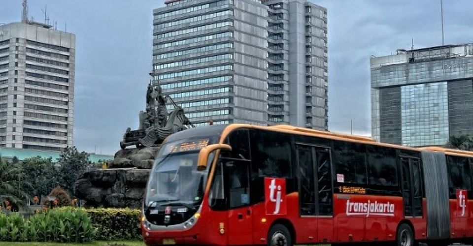 Bus TransJakarta (Pinterest: Eg S)