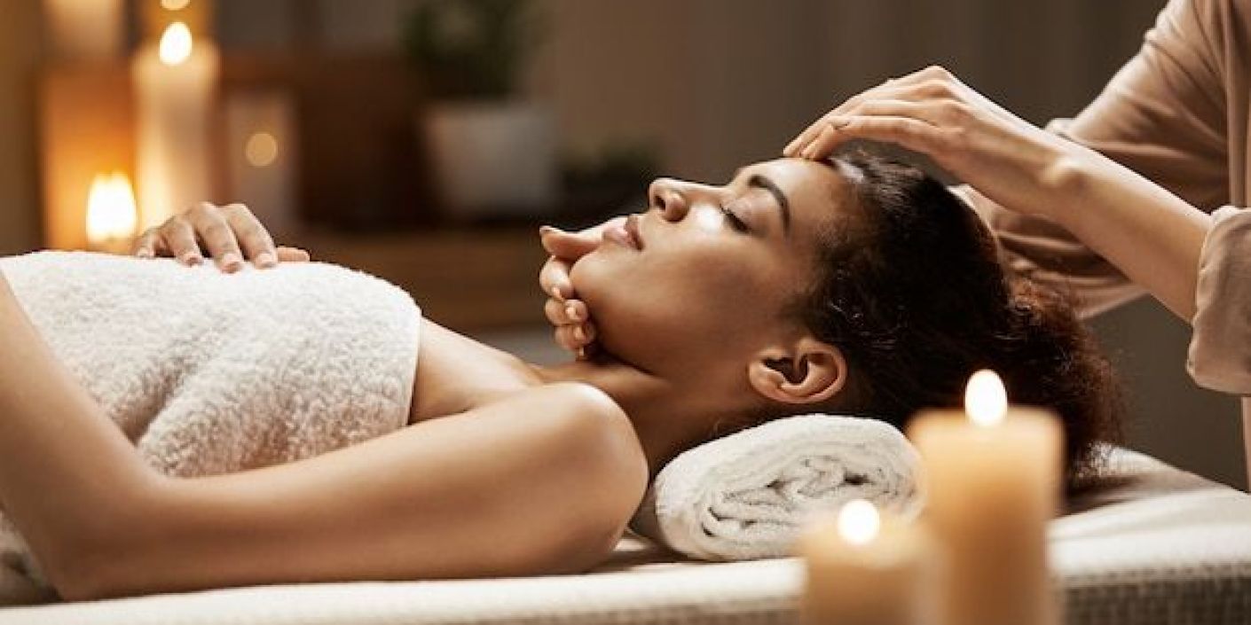 Wanita Sedang Melakukan Treatment Spa (Pinterest: de.freepik.com)