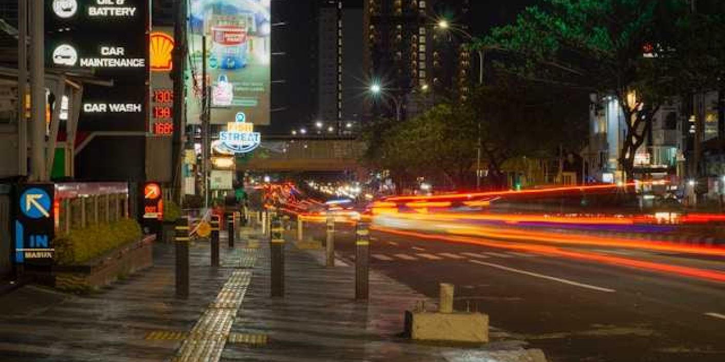 Trotoar di Jakarta belum sepenuhnya layak (Foto: Unsplash/Ammar Andiko)
