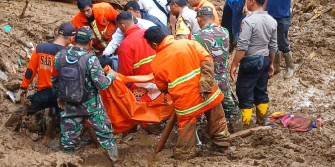 Evakuasi korban longsor Karo (FOTO: Viva)