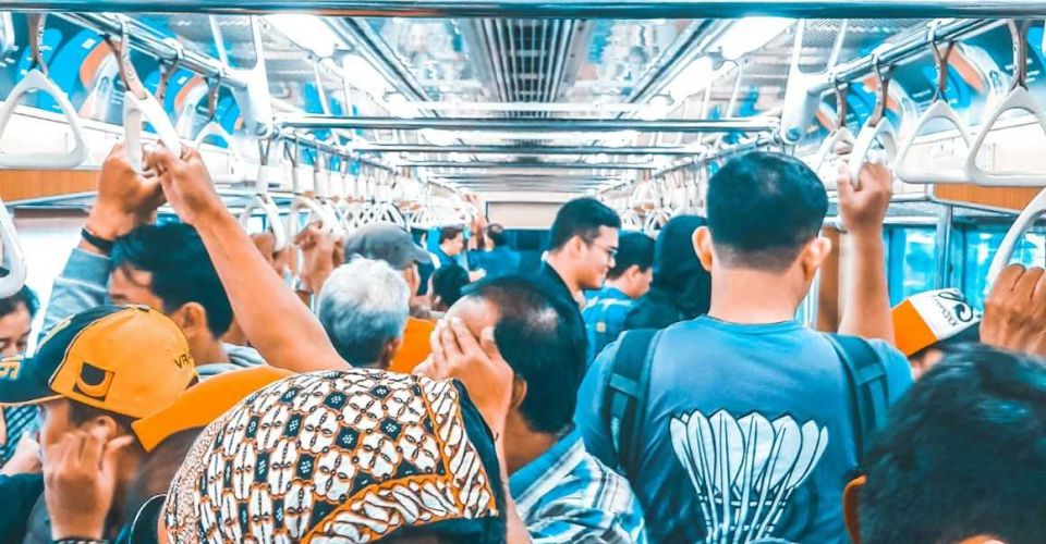 Kepadatan di dalam KRL (Foto: unsplash/William Manuel Son)
