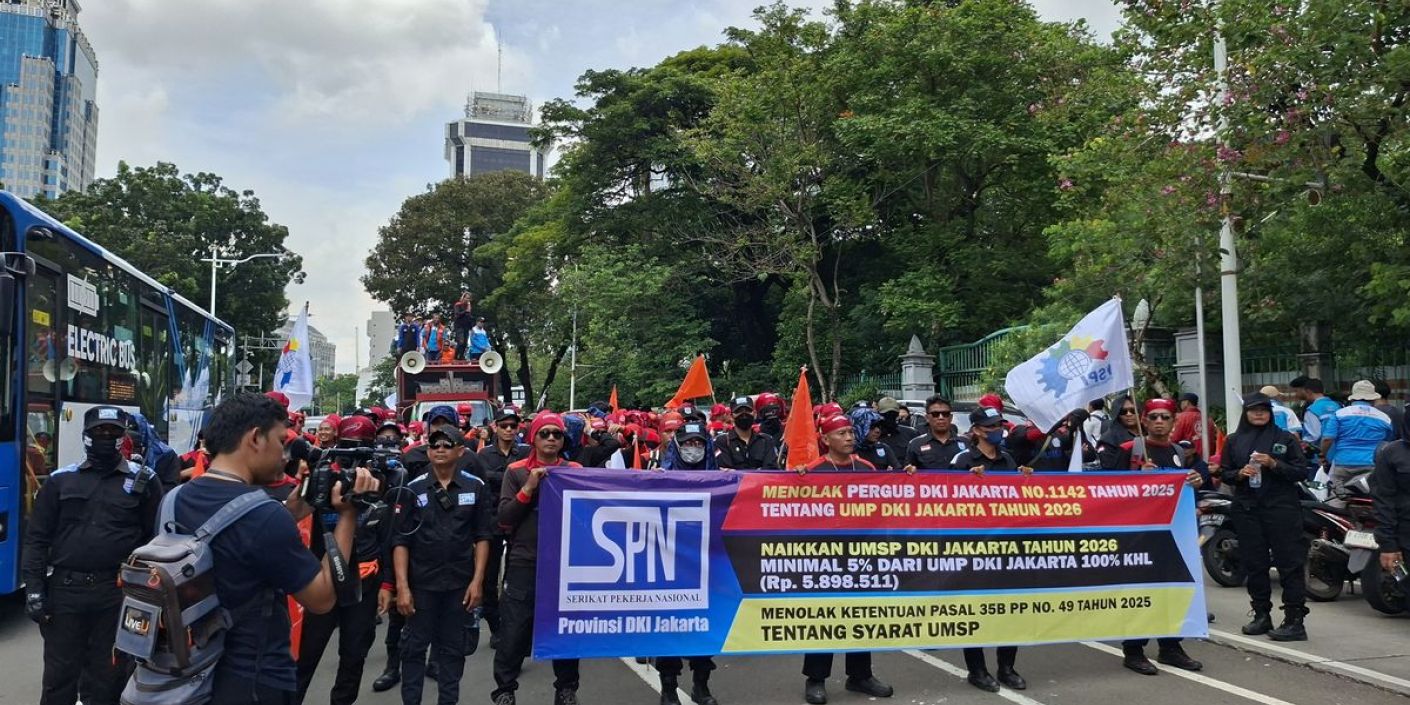 FOTO: Ribuan Buruh Demo Kembali untuk Tuntut Revisi UMP dan UMSK di Jakarta-Jabar (sumber: KOMPAS.com Ridho Danu Prasetyo)